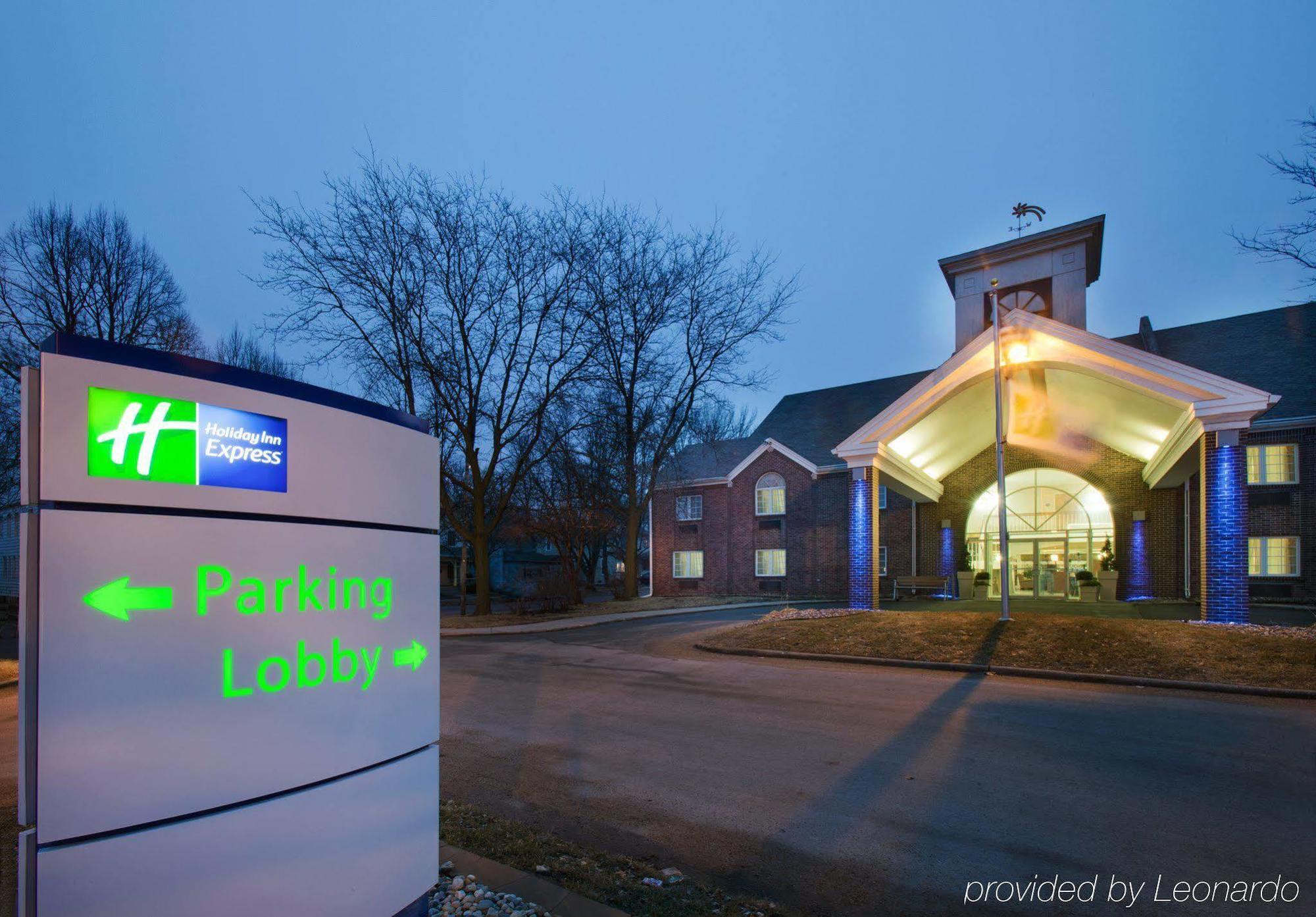 Holiday Inn Express Des Moines-At Drake University, An Ihg Hotel Exterior photo