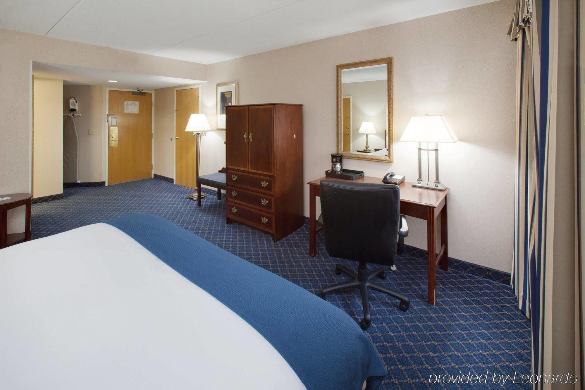 Holiday Inn Express Des Moines-At Drake University, An Ihg Hotel Room photo