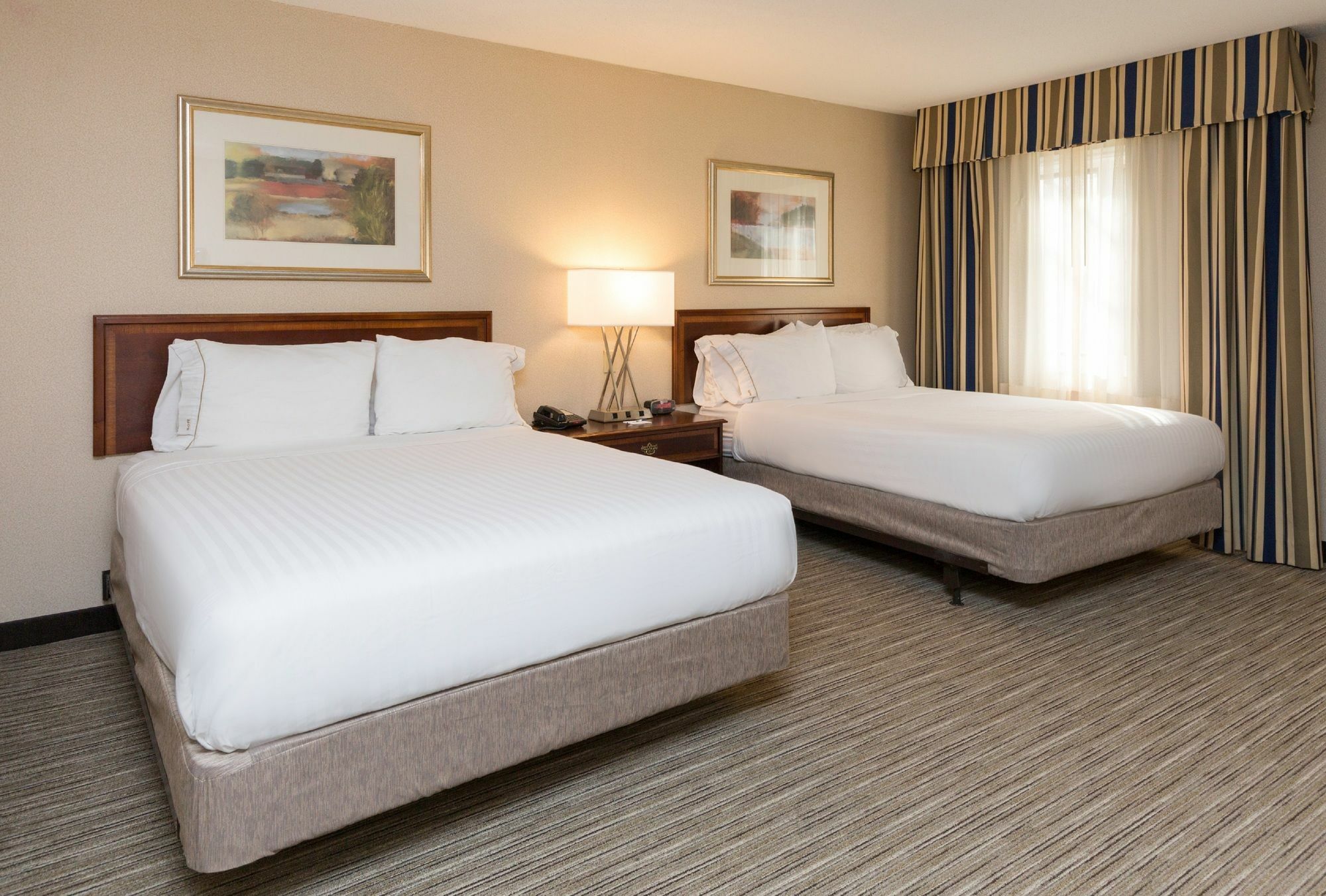 Holiday Inn Express Des Moines-At Drake University, An Ihg Hotel Exterior photo
